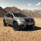 Renault Duster 2025 cinza parada na diagonal no meio do deserto.