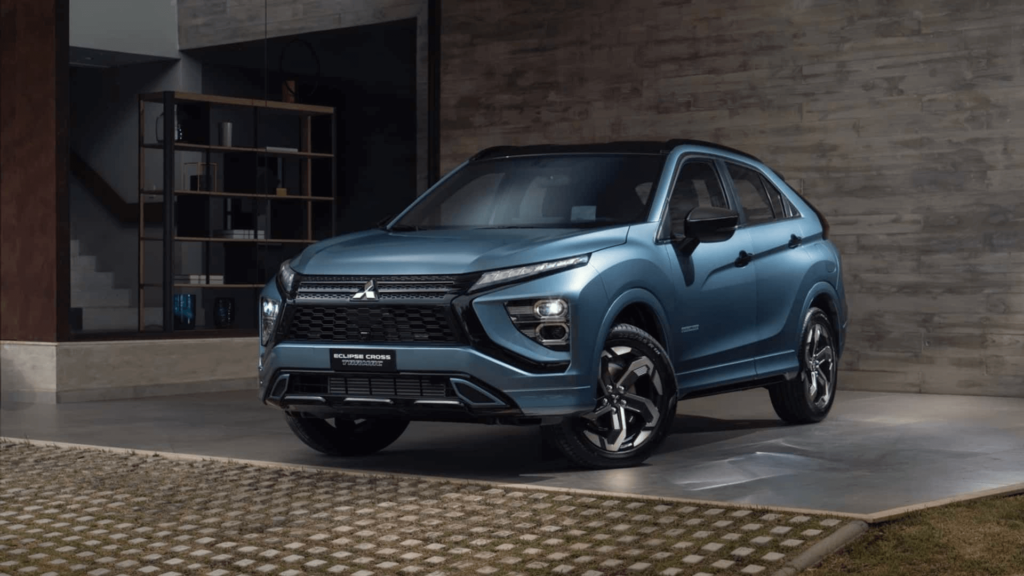Mitsubishi Eclipse Cross Tarmac azul parado na diagonal dentro de uma garagem.