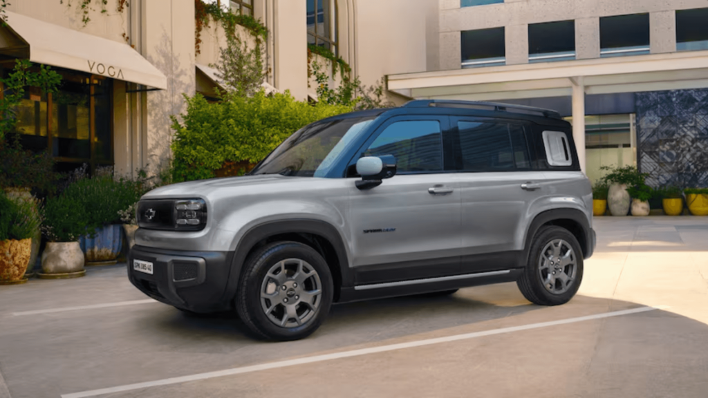 Chevrolet Spark EUV cinza estacionado na diagonal.