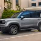 Chevrolet Spark EUV cinza estacionado na diagonal.