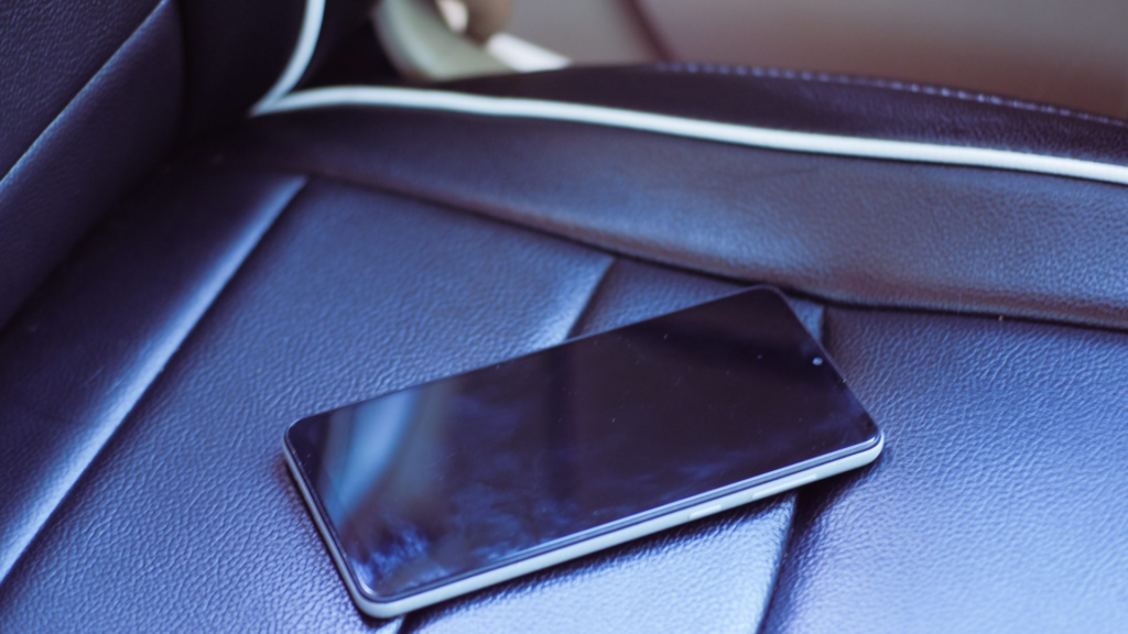 Celular  em cima de um banco traseiro de um Uber.