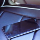 Celular em cima de um banco traseiro de um Uber.
