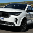 Fiat Fastback Híbrido 2026 branco parado no meio da pista.