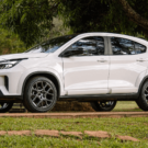 Lateral do Fiat Fastback Impetus Hybrid 2026 branco.