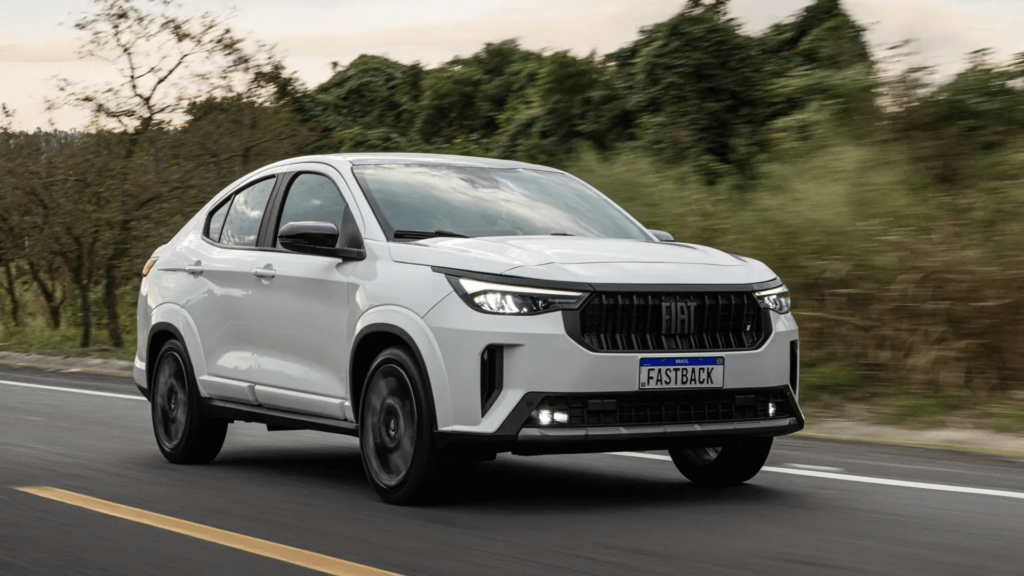 Fiat Fastback Impetus Hybrid 2026 branco em movimento na estrada.