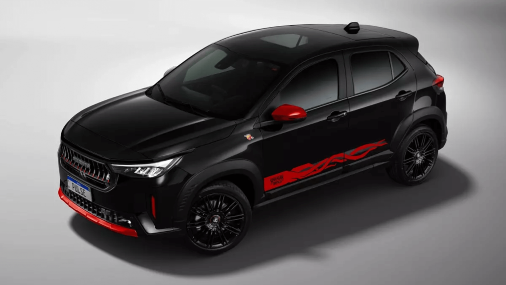 Fiat Pulse Abarth Stranger Things preto parado na diagonal no fundo cinza.
