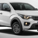 Fiat Mobi 2026 branco parado na diagonal em um fundo branco.