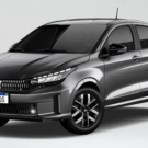 Fiat Cronos 2026 cinza parado na diagonal em um fundo cinza.