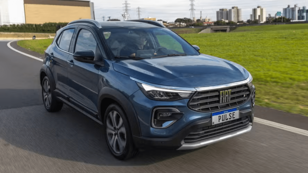 Fiat Pulse Audace Híbrido azul em movimento na estrada.
