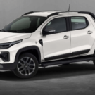 Fiat Strada branca parada na diagonal em um fundo cinza.