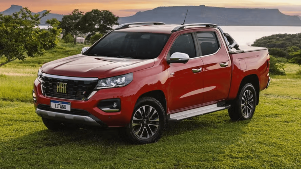 Fiat Titano Endurance 4×4 MT vermelho parado na diagonal em cima de um gramado.