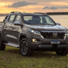 Fiat Titano Endurance 4×4 MT cinza parado na diagonal com um pro do sol no fundo.