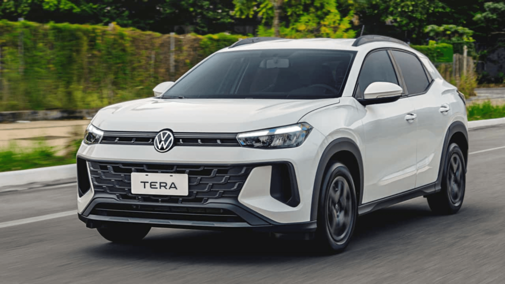 Volkswagen Tera 2026 branco em movimento na estrada.