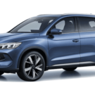 BYD Song Pro 2026 azul parado na diagonal em um fundo branco.