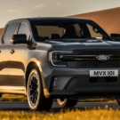 Ford Ranger 2026 preto parada na diagonal.