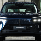 Frente do GWM Wey 07 azul com os faróis acesos.