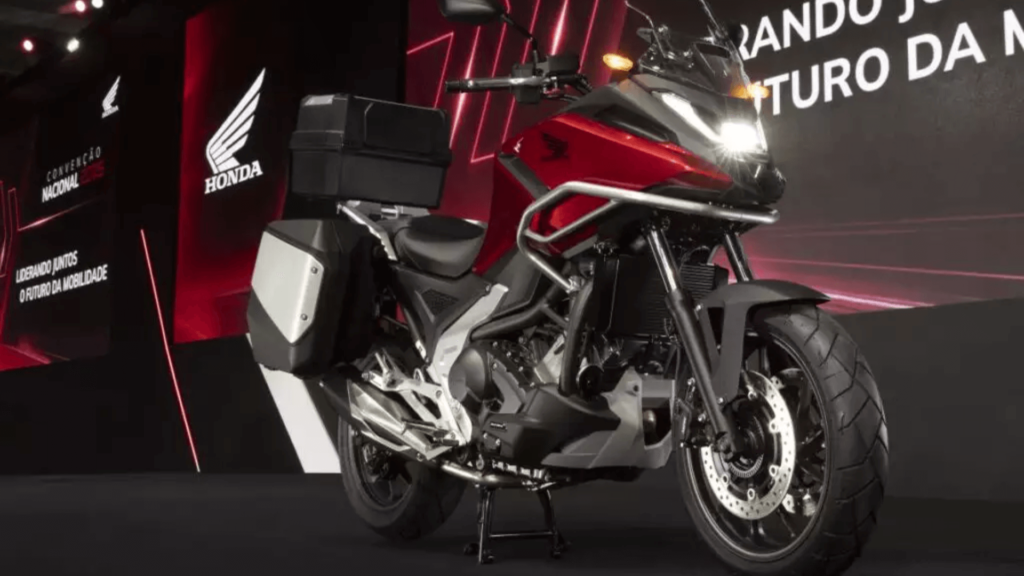 NC750X vermelha parada na diagonal.