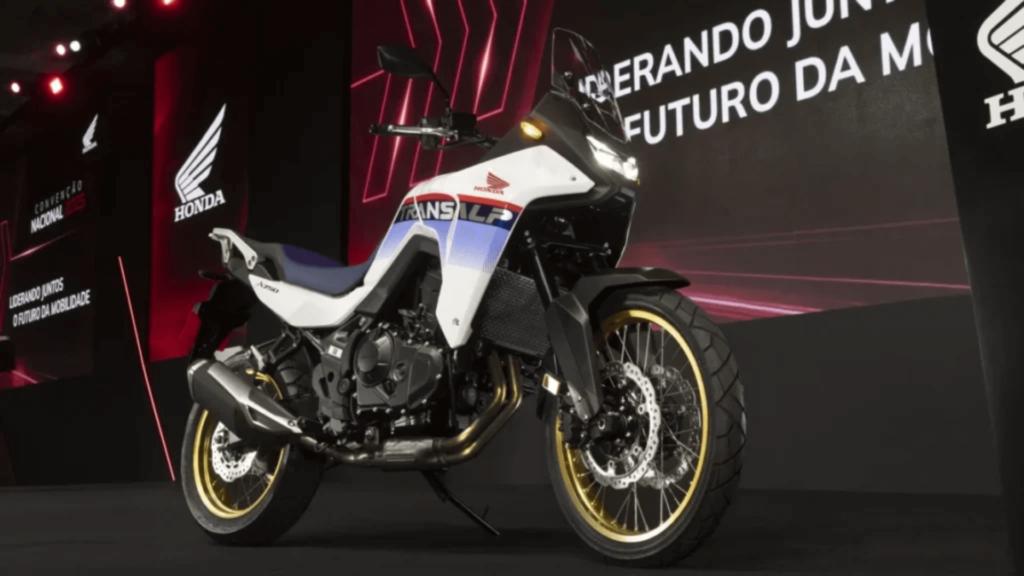 XL750 Transalp branca parada em um evento.