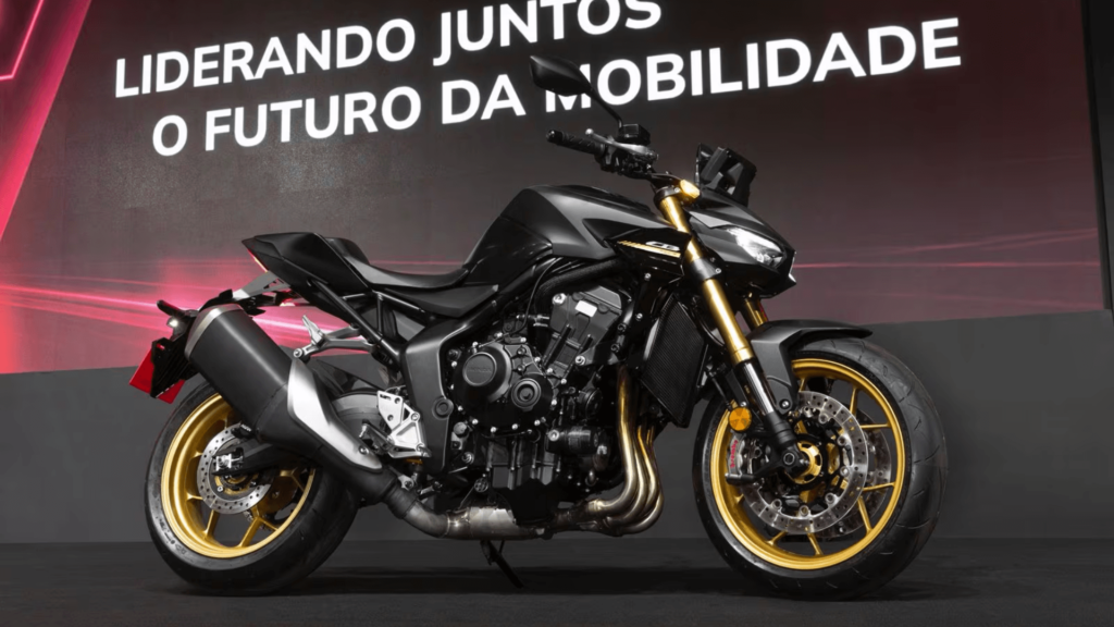 CB1000 Hornet preta parada de lado em uma exposição.