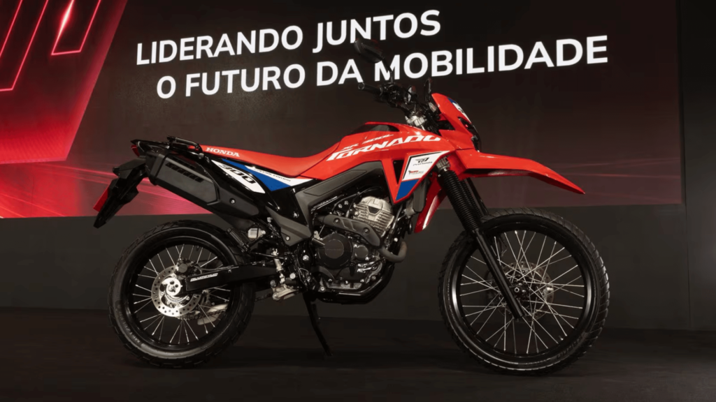 Tornado 2026 vermelja parada de lado.