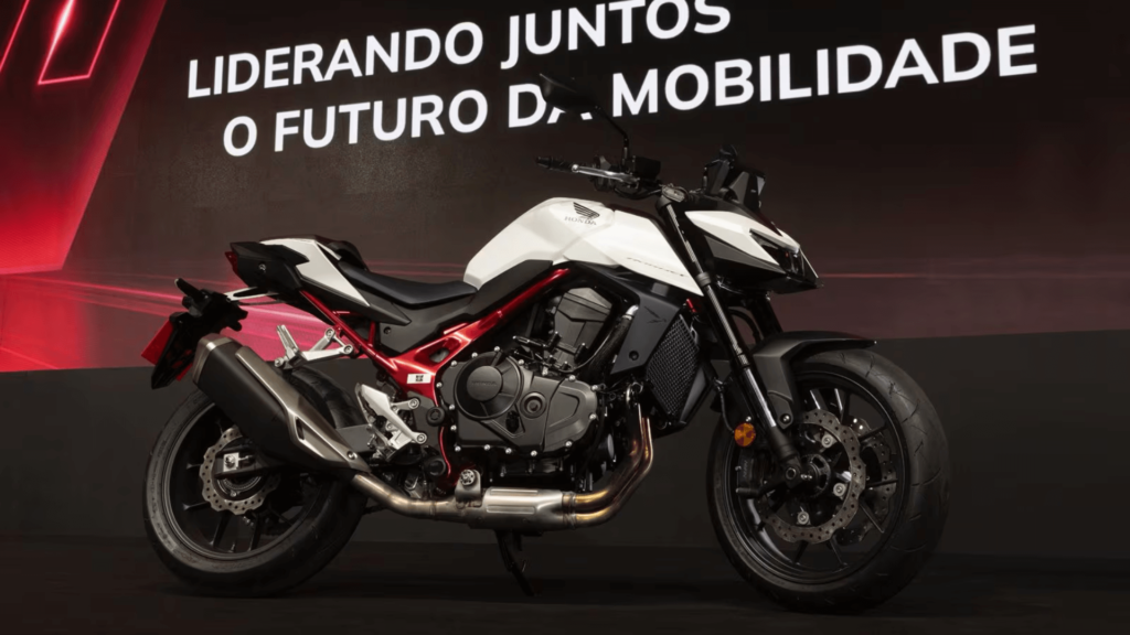 CB750 Hornet branca para com um telão no fundo.