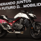 CB750 Hornet branca para com um telão no fundo.