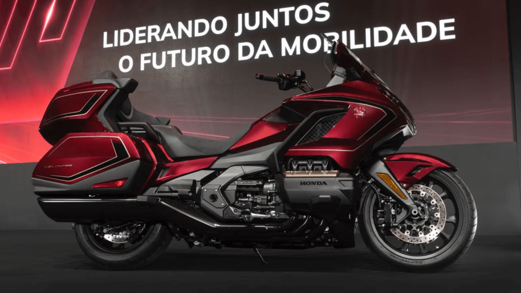 Gold Wing Tour vermelha de lado.