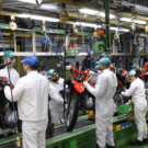 Pessoas trabalhando na fabrica da Honda.