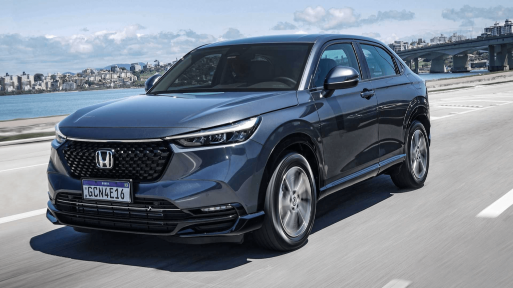 Honda HR-V azul em movimento na estrada.