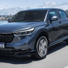 Honda HR-V azul em movimento na estrada.