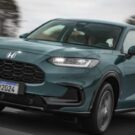 Honda ZR-V 2026 verde de frente com os faróis acesos.