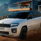 Jeep Commander 2026 branca em movimento na estrada de chão com uma casa no fundo.