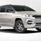 Jeep Commander Overland parada na diagonal no fundo branco.