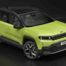 Jeep Compass 2026 verde parado na diagonal no fundo escuro.