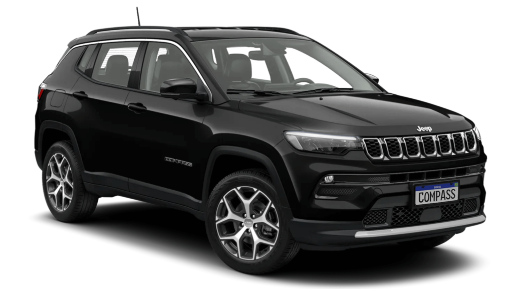 Jeep Compass preto parado na diagonal em um fundo branco.
