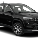 Jeep Compass preto parado na diagonal em um fundo branco.