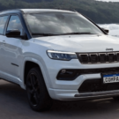 Jeep Compass 2026 branco em movimento na estrada.
