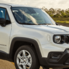 Jeep Renegade 2026 branco em movimento na estrada.