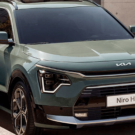 Kia Niro 2026 verde parado na diagonal.