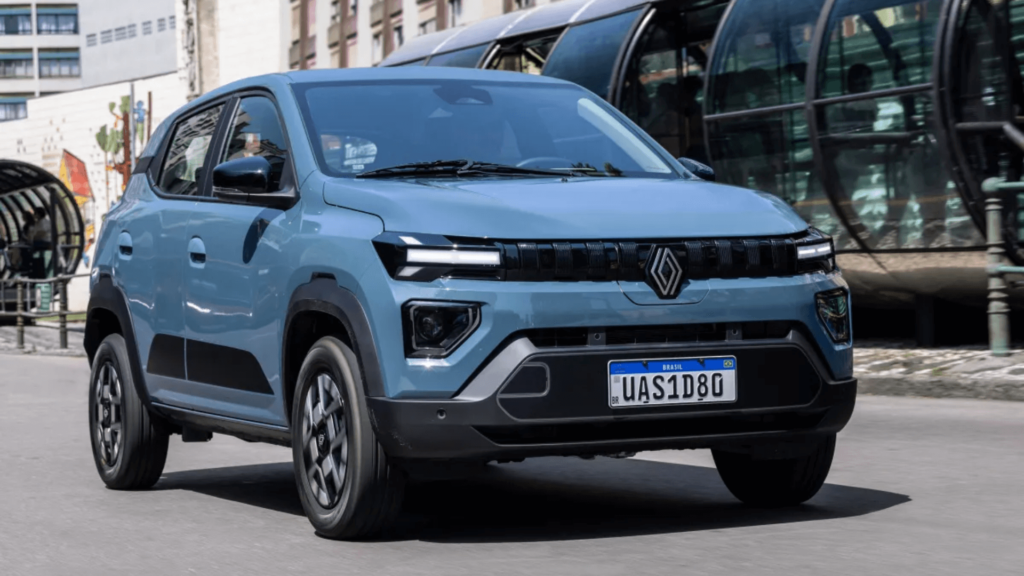 Renault Kwid E-Tech 2026 azul em movimento na estrada.