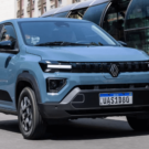 Renault Kwid E-Tech 2026 azul em movimento na estrada.