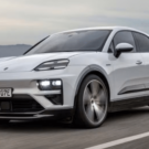 Porsche Macan branco em movimento na estrada.