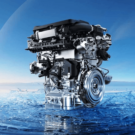 Motor de um carro no fundo azul.