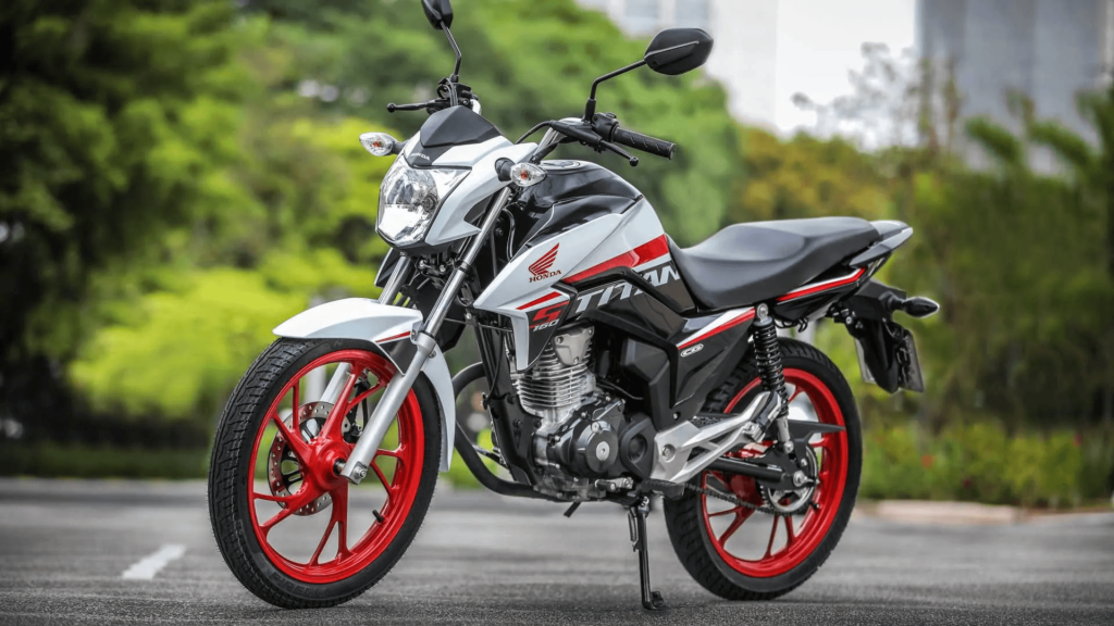 Honda CG 150 Titan branca parada na diagonal.