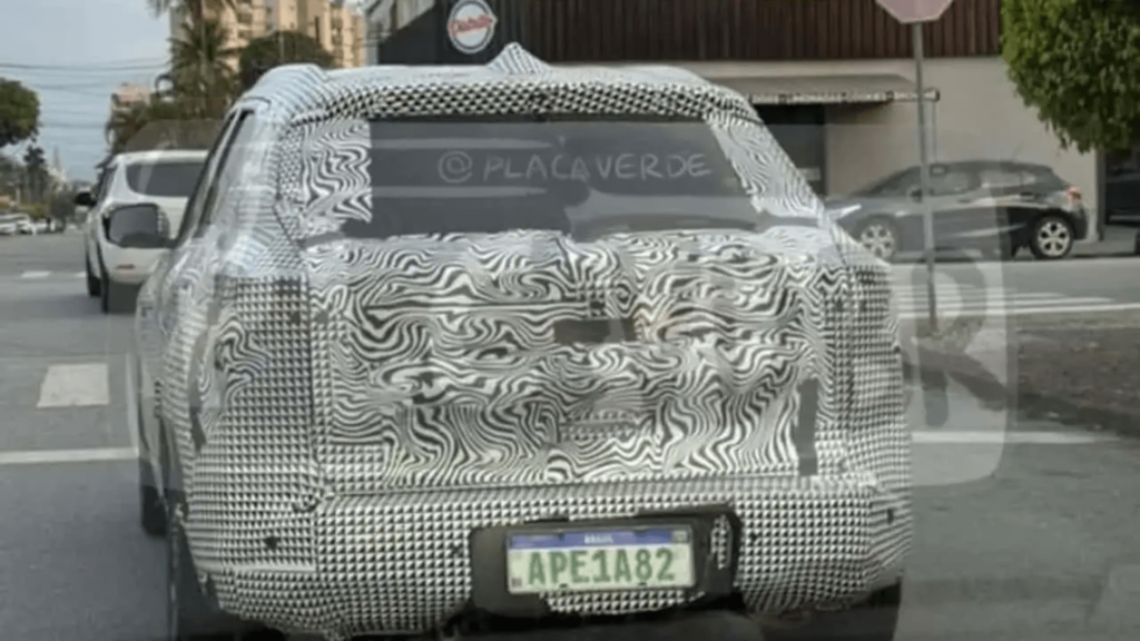 Traseira do Nissan Kait camuflada.