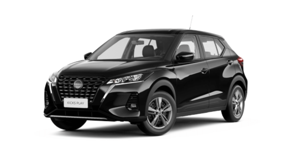 Nissan Kicks Play Active preto parado na diagonal no fund branco.