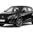 Nissan Kicks Play Active preto parado na diagonal no fund branco.