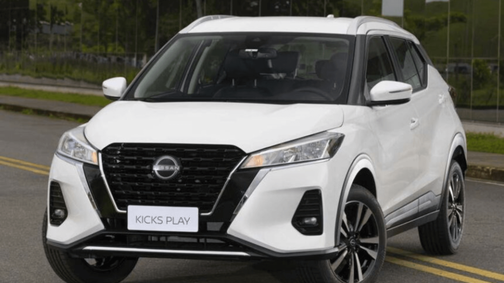 Nissan Kicks de 1ª geração branco parado na diagonal no meio da estrada.