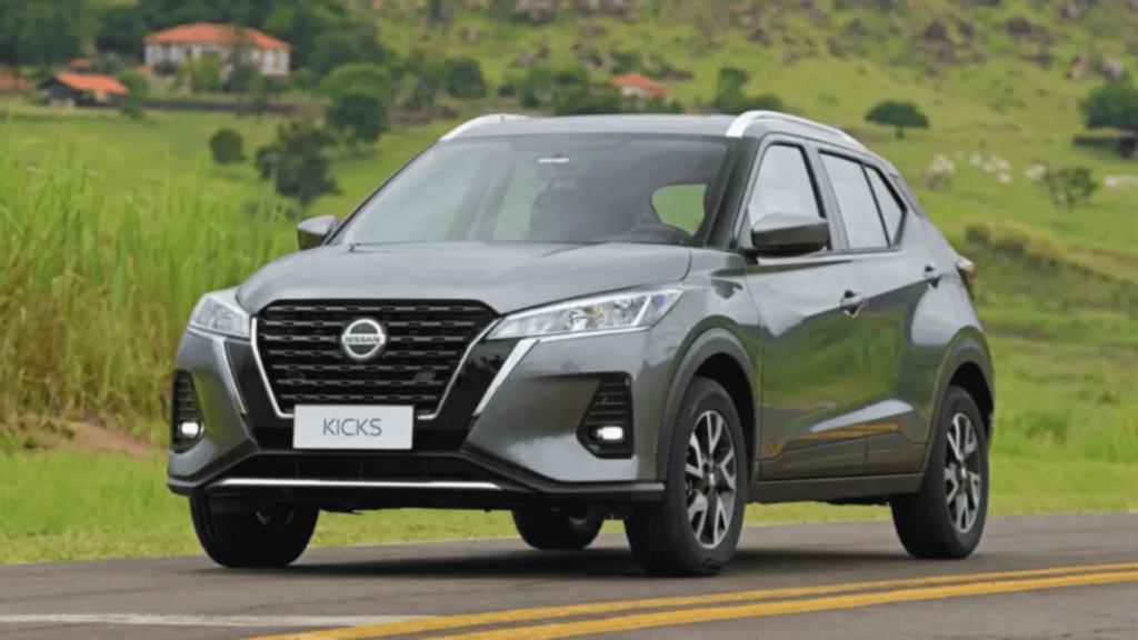 Nissan Kicks cinza em movimento na estrada.