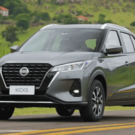 Nissan Kicks cinza em movimento na estrada.